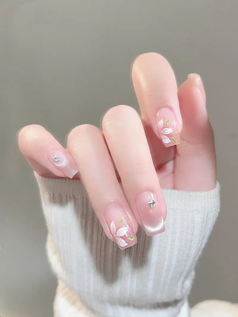 Mỗi ngày một phong cách với các mẫu nail móng vuông thịnh hành
