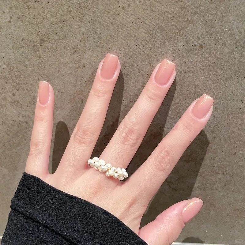 Màu sơn gel trắng da tạo vẻ ngoài tinh khôi và nữ tính tuyệt vời