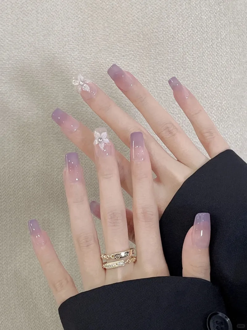 Móng tay sơn màu tím bền màu tạo sự thu hút mọi ánh nhìn