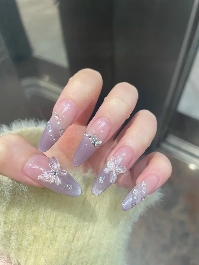 Móng tay tím nhạt nhẹ nhàng dịu mắt cho những cô nàng tinh tế