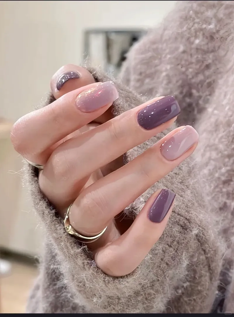 Sơn móng tím sắc tím cá tính dễ dàng phối đồ
