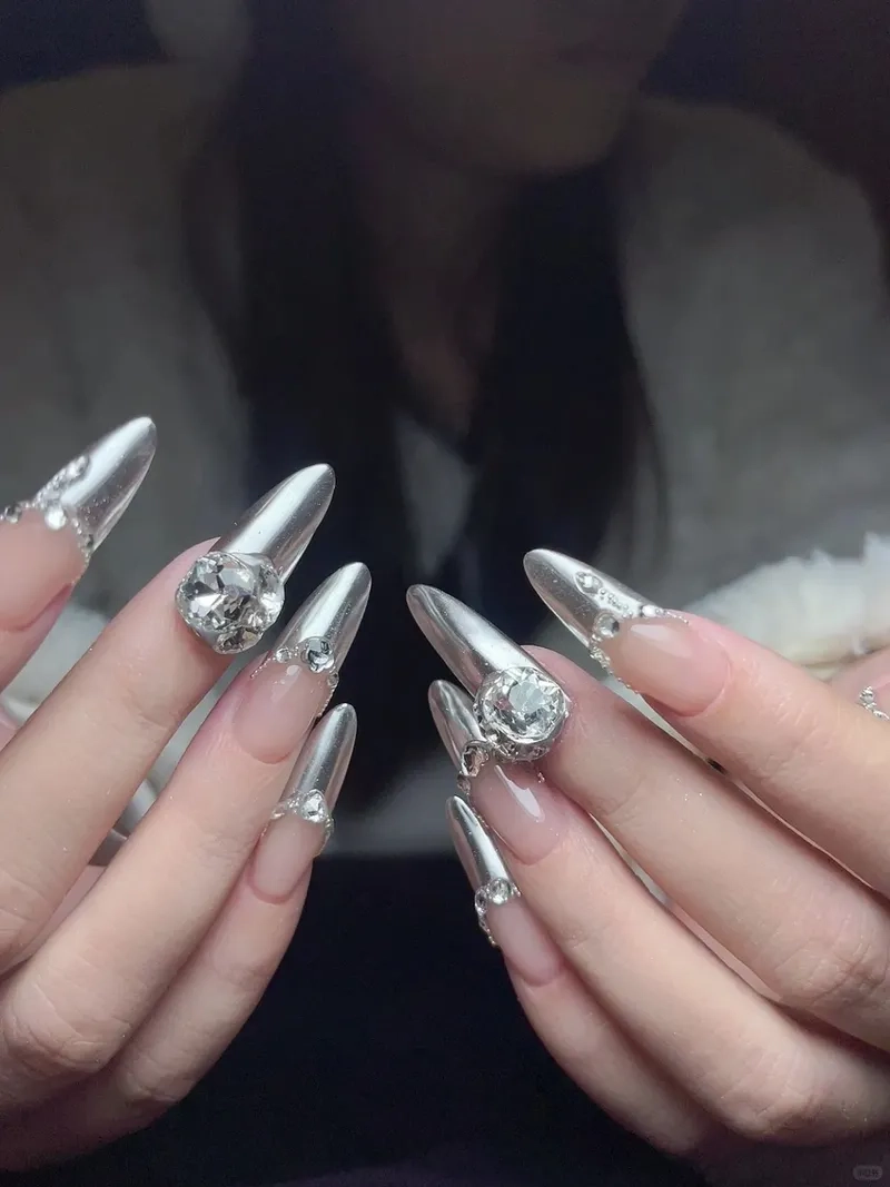 Khám phá vẻ đẹp tinh tế của nail tráng gương ngọc trai lung linh
