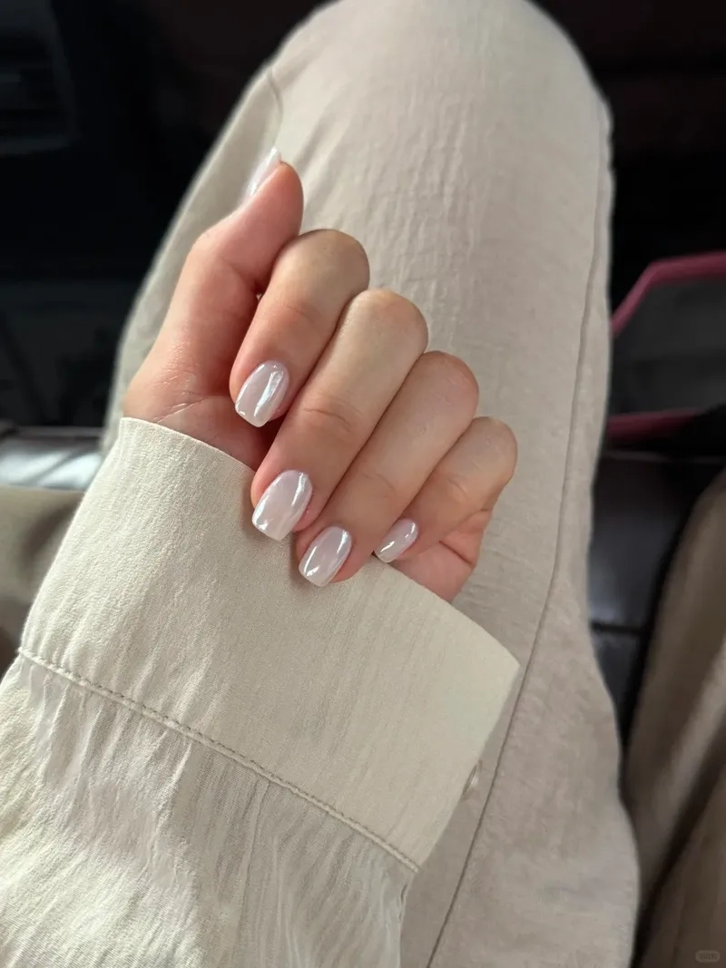 Bàn tay nổi bật với móng tay tráng gương bóng bẩy