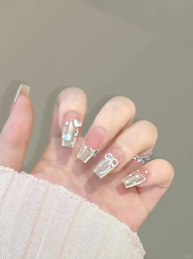 Thể hiện cá tính với mẫu nail tráng gương trẻ trung