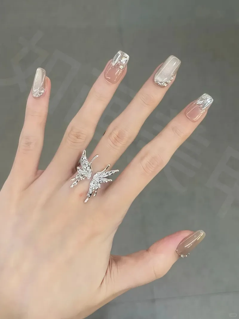 Sang trọng và nổi bật với nail tráng gương bạc lấp lánh