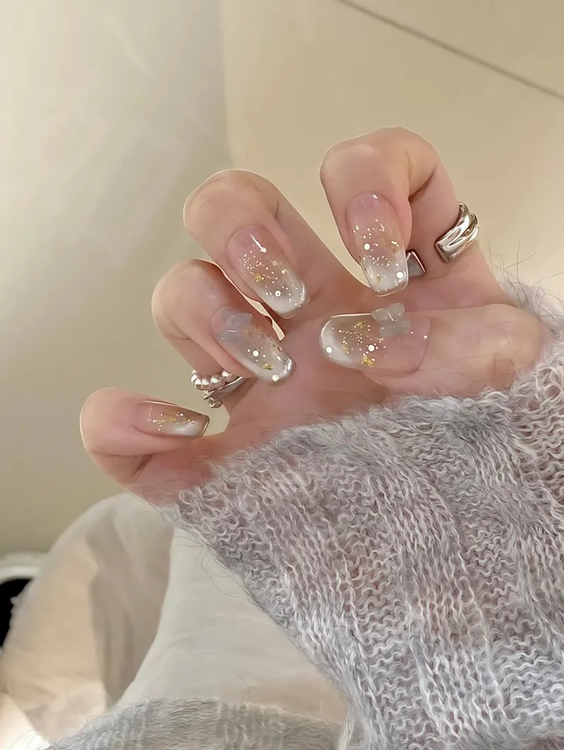 Tinh tế cùng sơn móng tráng gương bóng đẹp