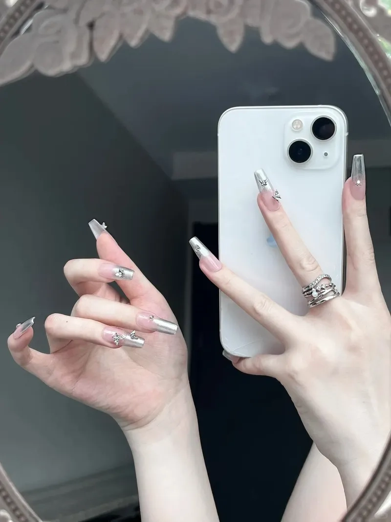 Lựa chọn đa dạng qua các mẫu móng tráng gương đẹp mắt