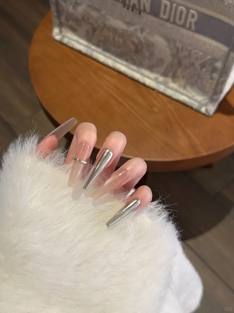 Sáng tạo đa dạng với mẫu móng tay tráng gương độc đáo