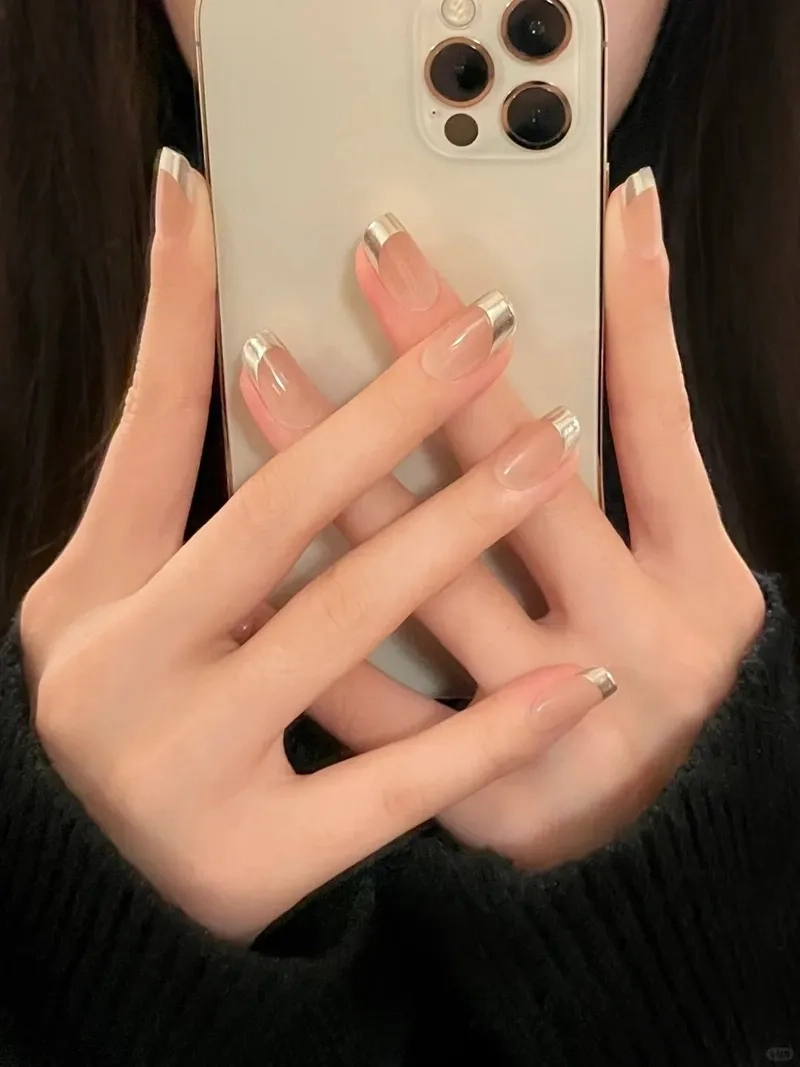 Tỏa sáng mọi nơi với nail màu tráng gương thu hút