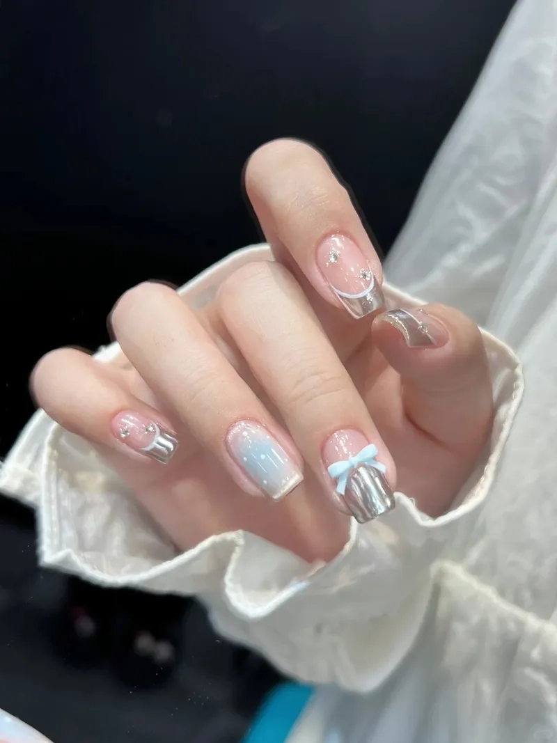 Đẳng cấp thời trang cùng những mẫu nail tráng gương độc đáo