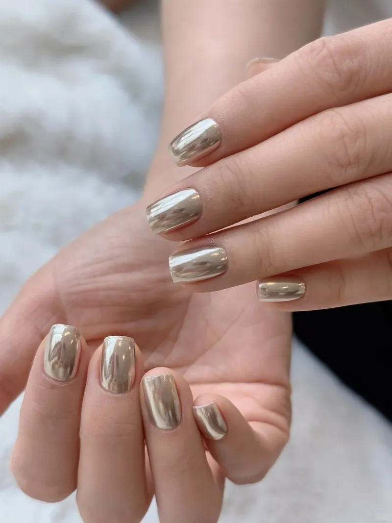 Phong cách sang trọng cùng sơn móng tay màu tráng gương bắt mắt