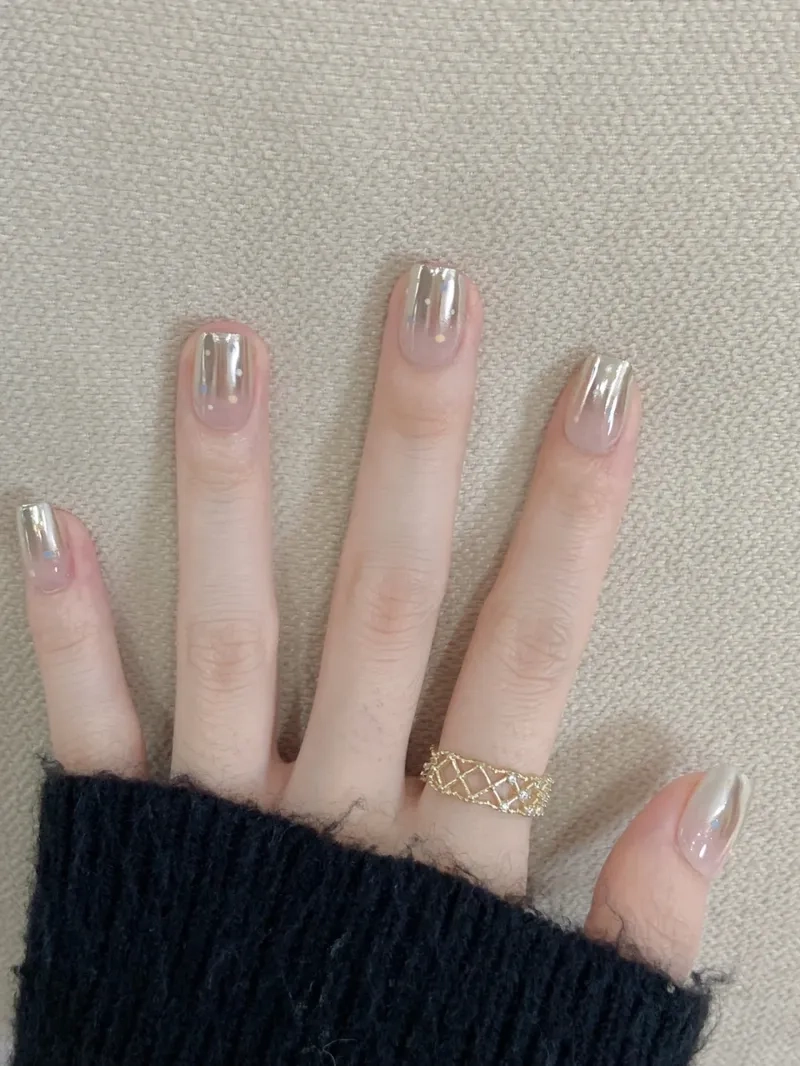 Tinh tế và cuốn hút với sơn tráng gương cho móng độc đáo