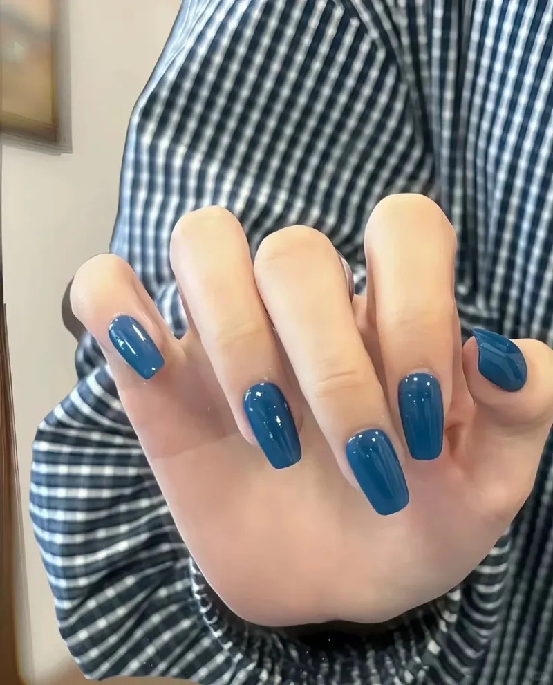 Phong cách nhẹ nhàng qua móng tay sơn trơn đơn giản