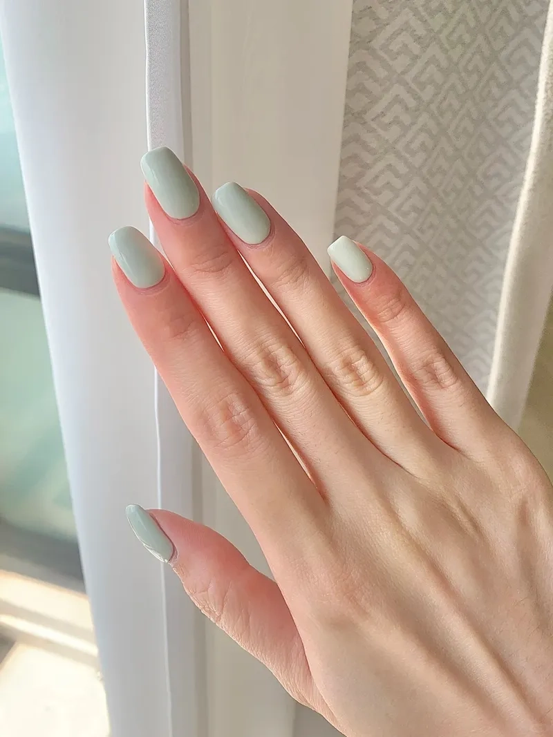 Thử ngay mẫu móng sơn trơn cho phong cách tối giản