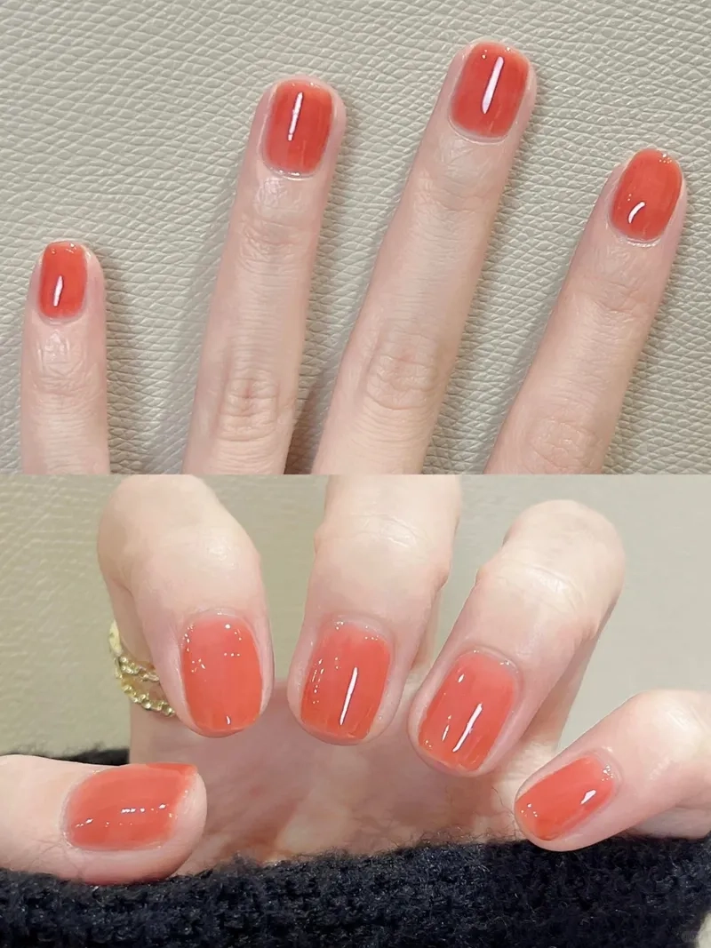 Móng tay nổi bật nhờ sơn trơn móng tay thời thượng