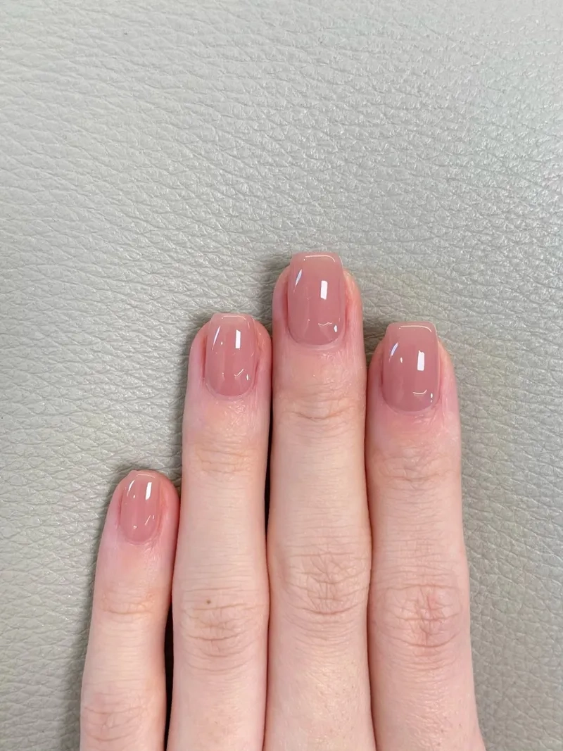 Màu sắc tự nhiên qua màu móng trơn nhẹ nhàng