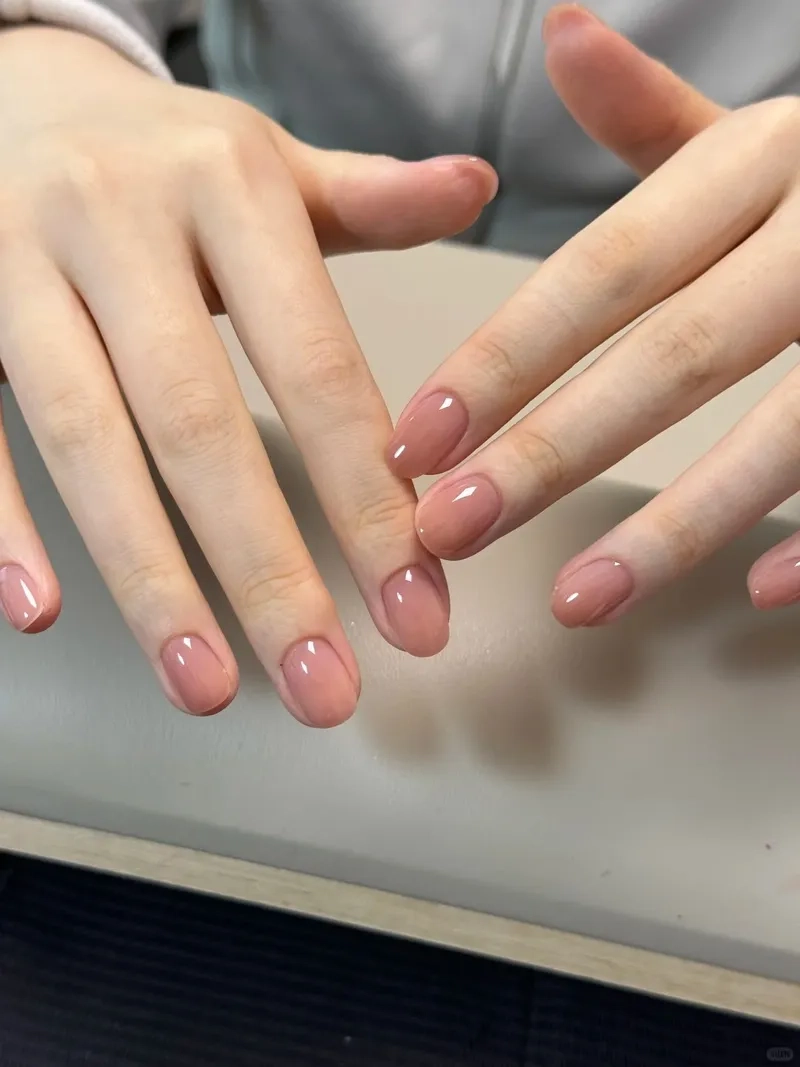Tinh tế mọi lúc với màu nail trơn đẹp