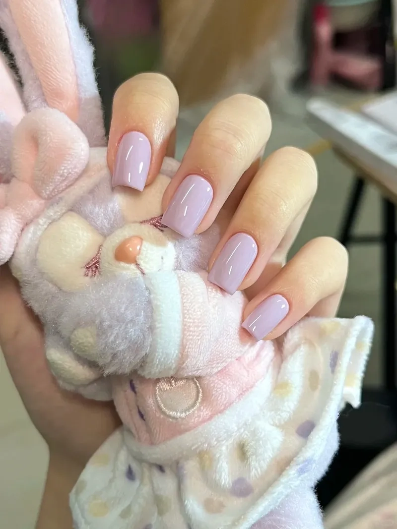 Sự kết hợp hoàn hảo cùng màu sơn móng tay trơn đẹp