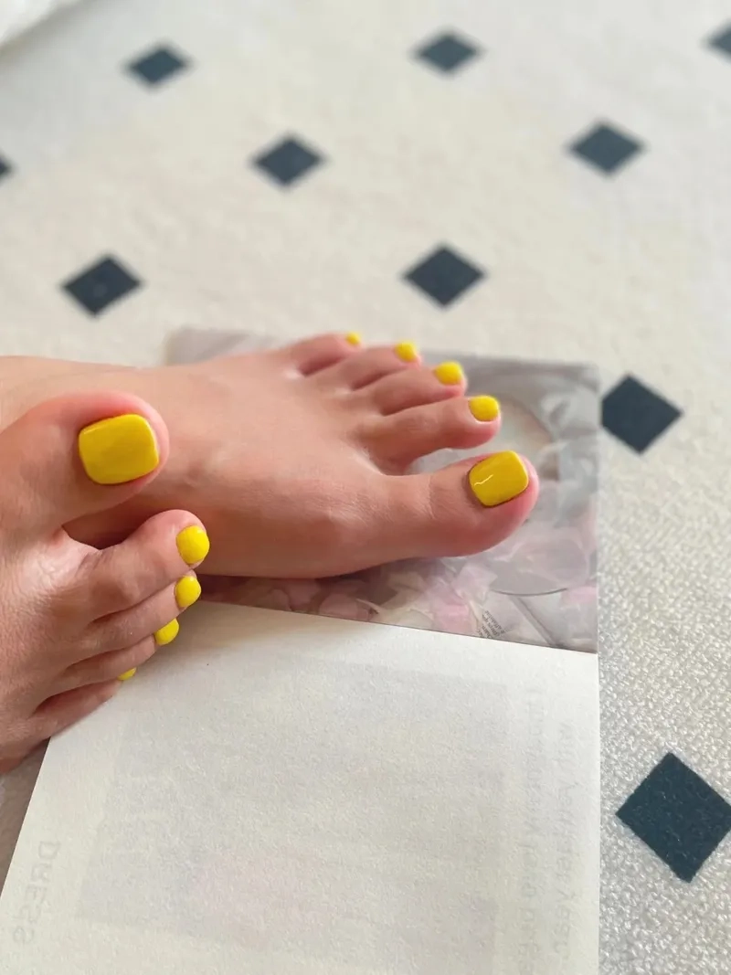 Tự tin khoe cá tính với mẫu nail chân trơn