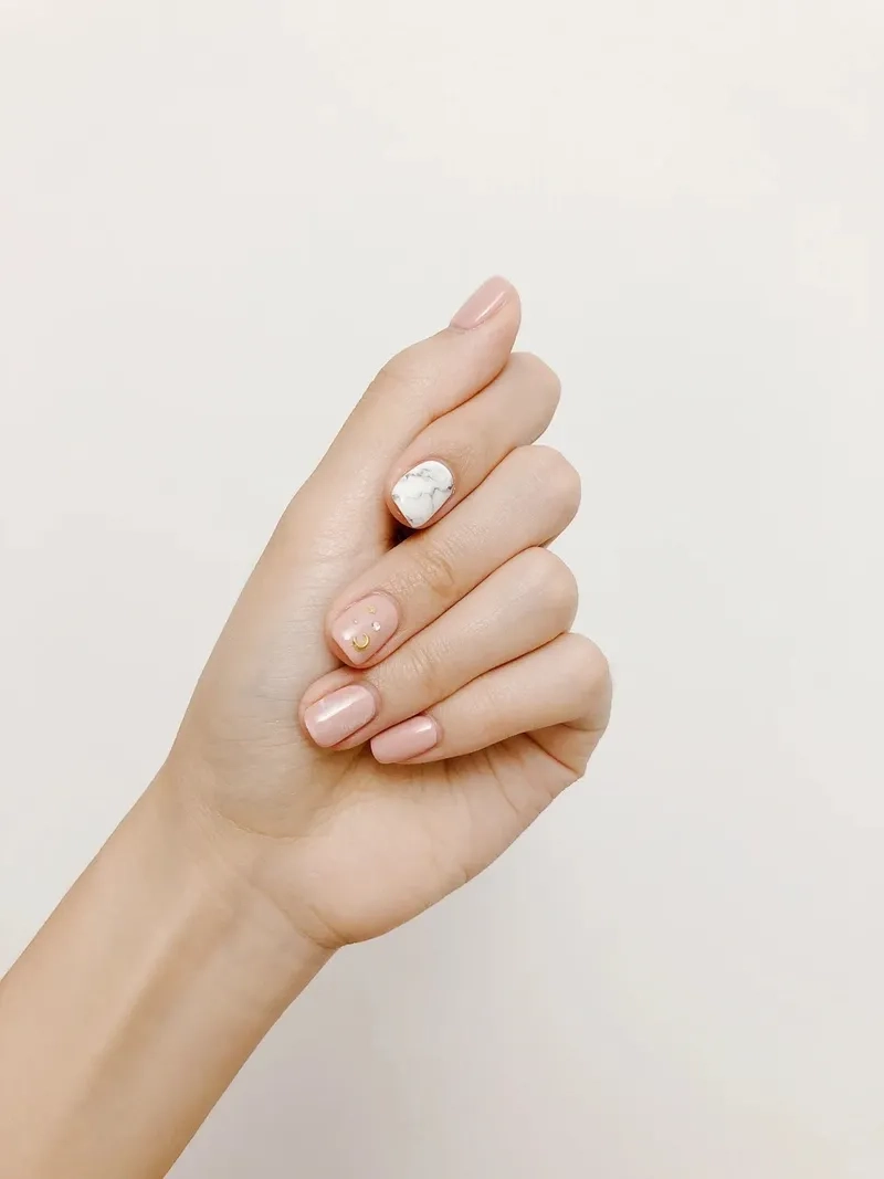 Nail vân đá đơn giản mà vẫn đầy cuốn hút