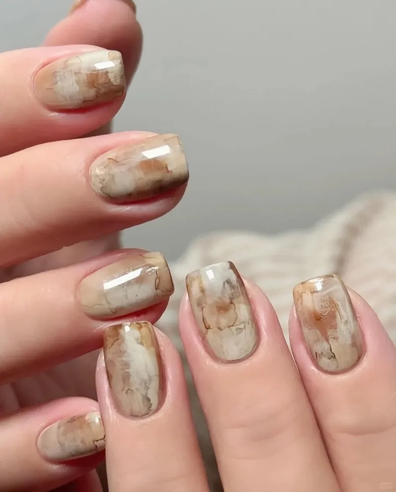 Vẽ móng tay vân đá tinh tế từng đường nét