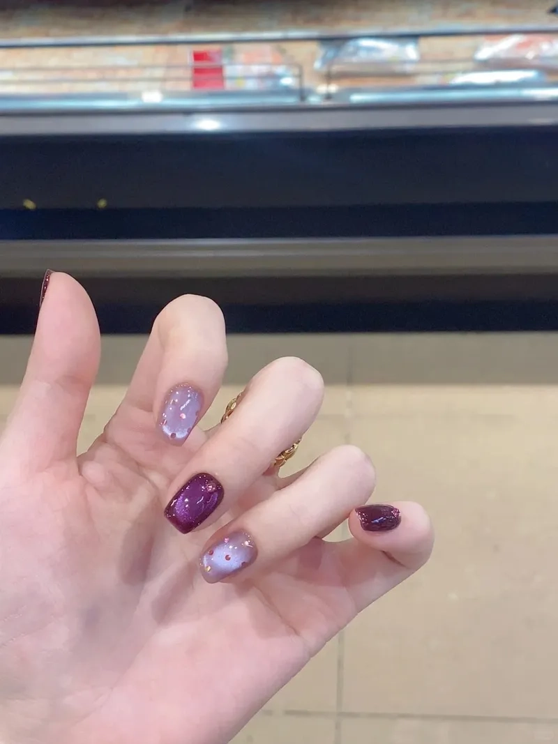 Tỏa sáng nhẹ nhàng với mẫu móng vuông đơn giản