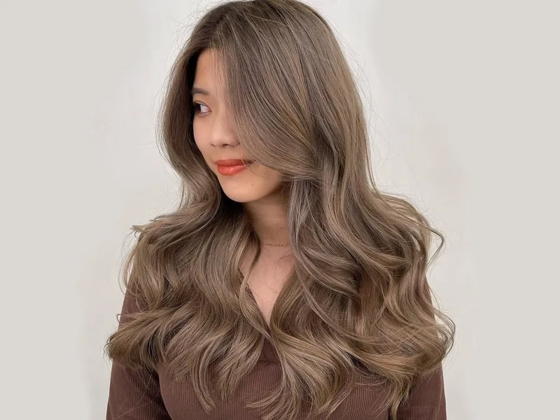 Nhuộm tóc màu nâu rêu giúp bạn tỏa sáng mọi lúc