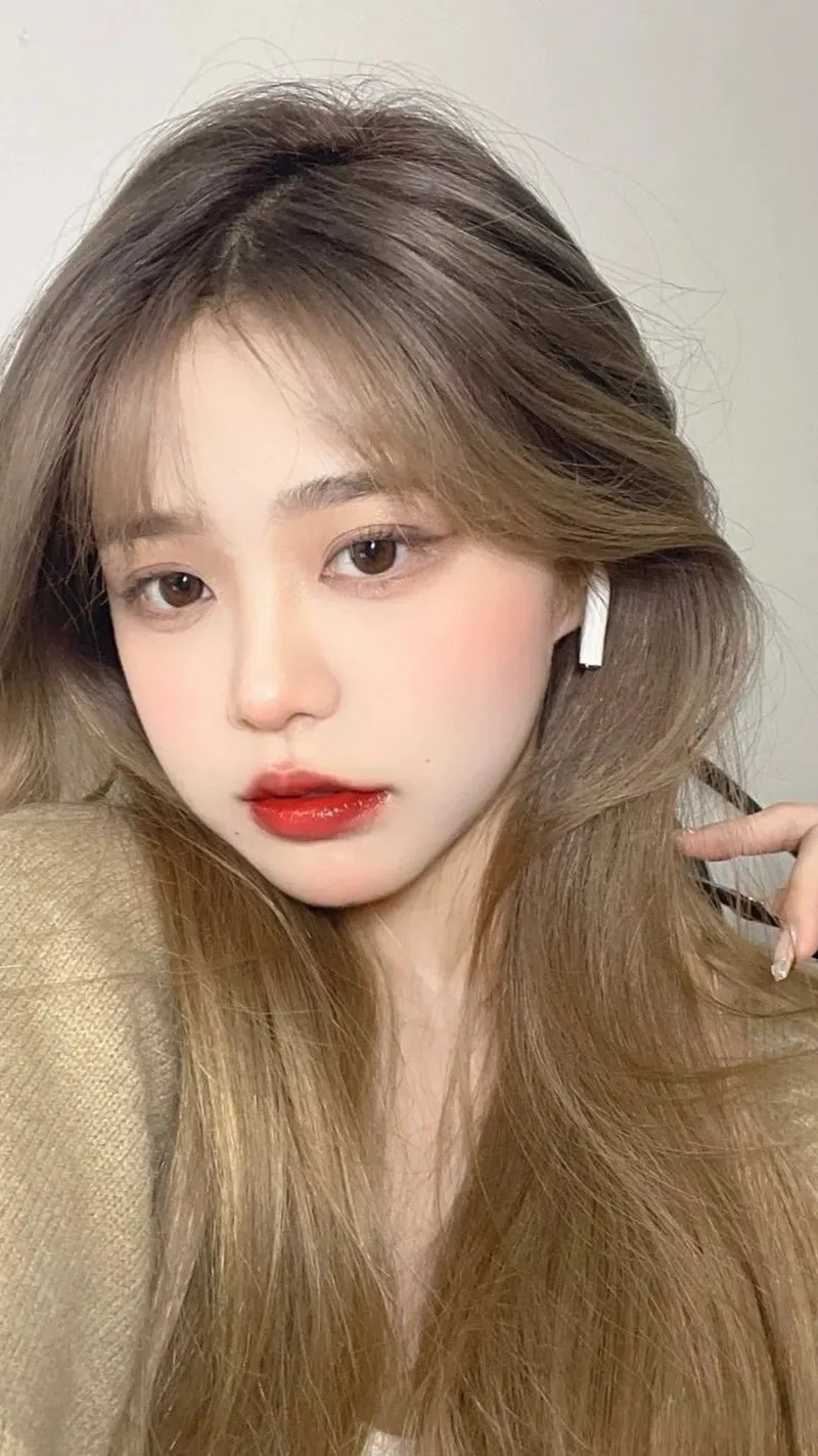 Tóc màu nâu ánh rêu mang lại vẻ đẹp hiện đại và cuốn hút