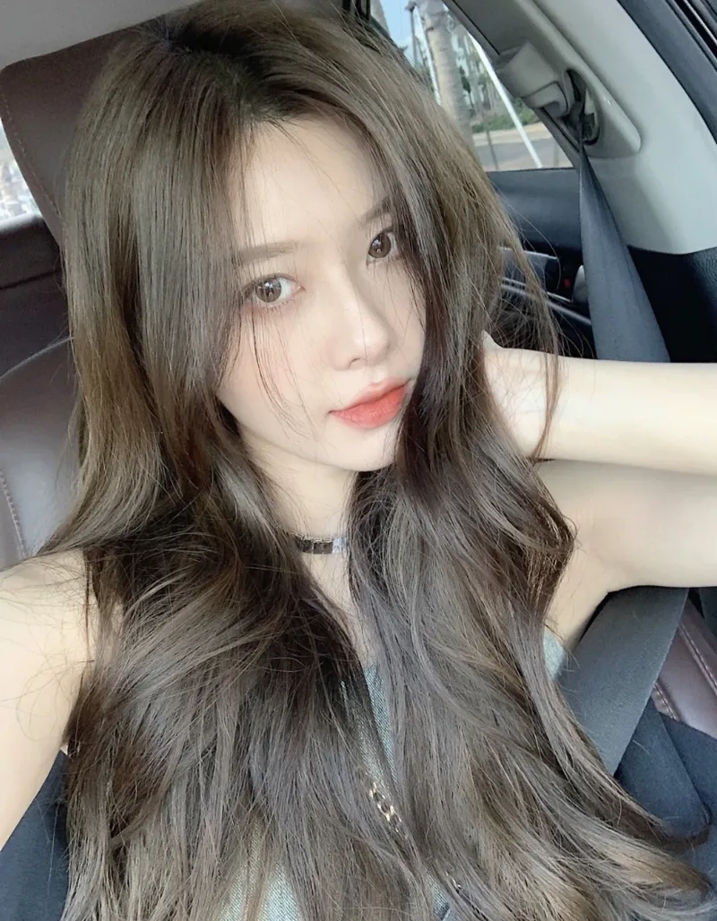 Tóc nâu ánh rêu tạo điểm nhấn cho diện mạo của bạn