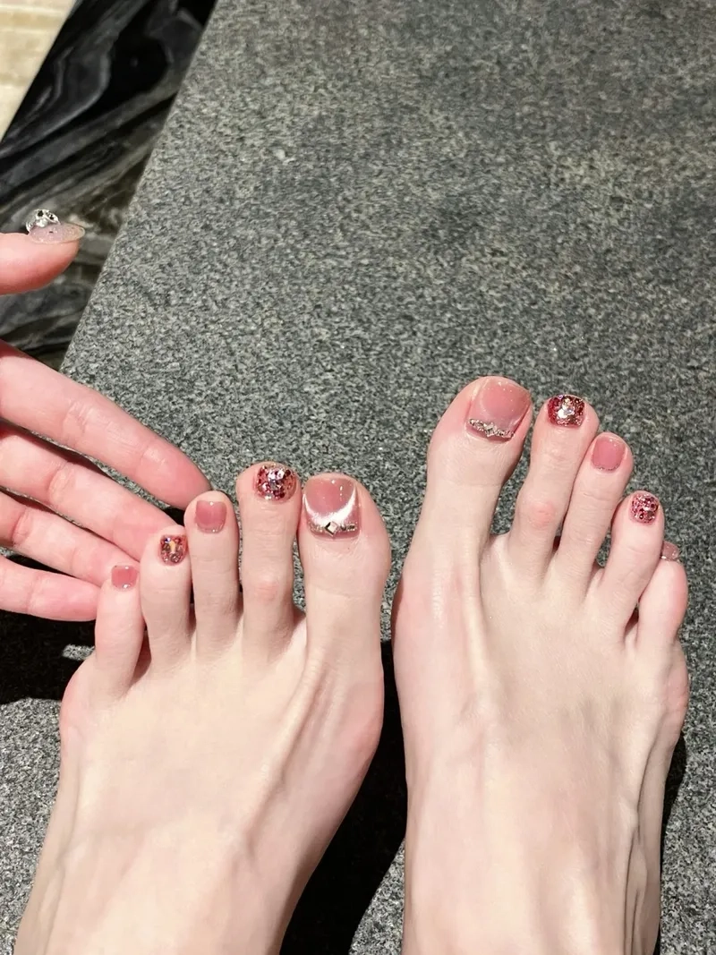 Phong cách tối giản với mẫu móng chân đẹp đơn giản thanh lịch