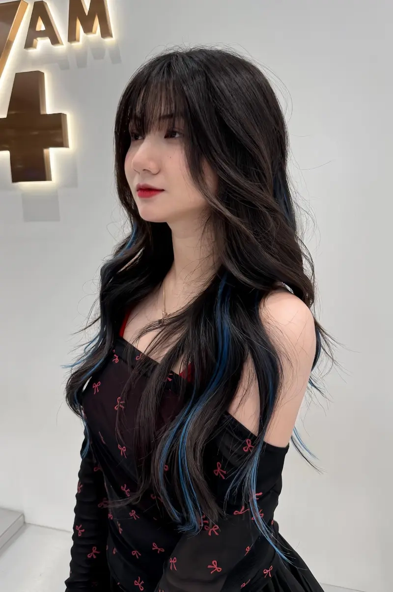 Tạo điểm nhấn cá tính với móc light tóc màu xanh dương cực chất