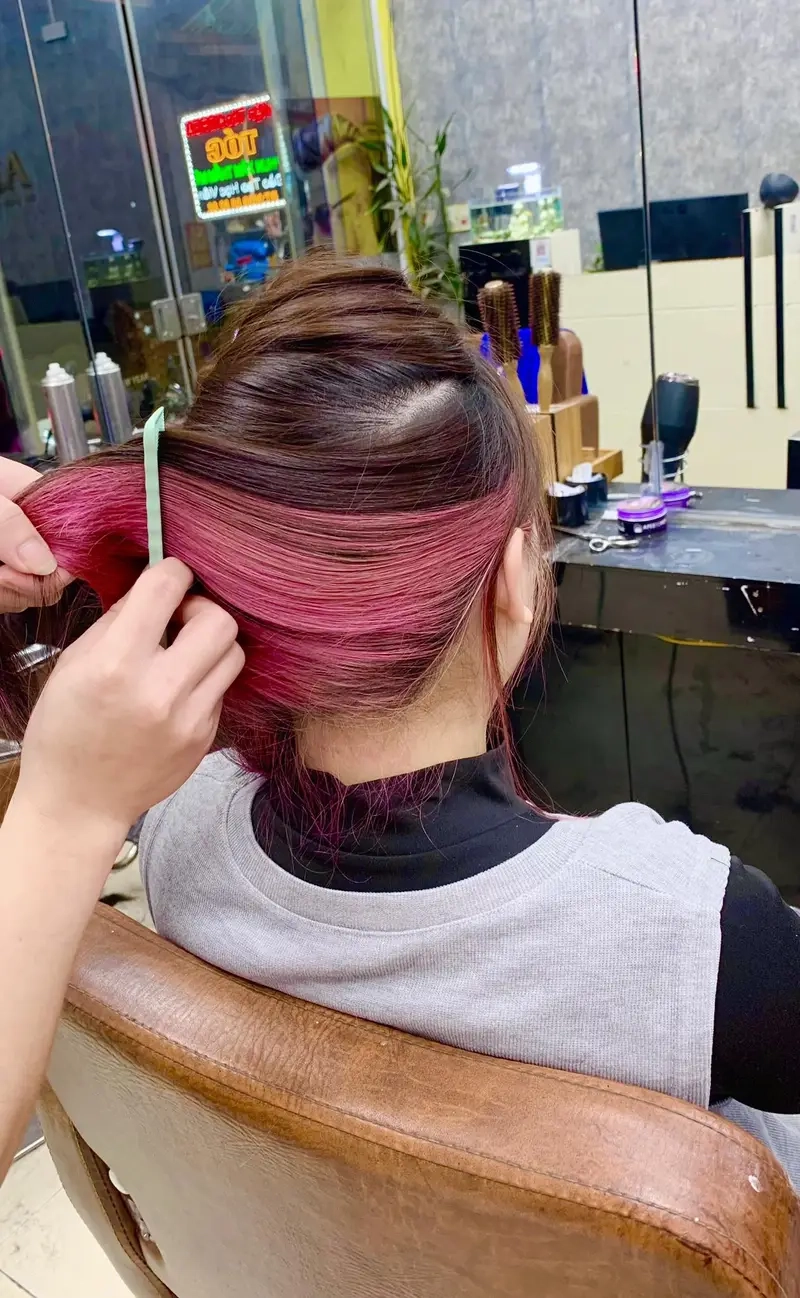Phong cách nổi bật với kiểu nhuộm highlight gáy đầy bí ẩn