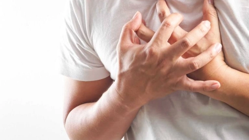 Tức ngực khó thở kèm đau lưng