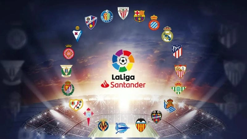  Sân vận động Santiago Bernabeu rực rỡ trong một trận đấu La Liga, nơi diễn ra các kèo cược hấp dẫn.